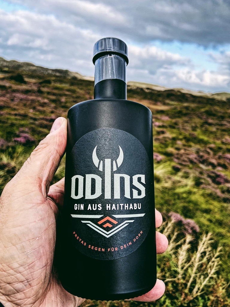 E Hetzel Lieferant Odins Gin in Hand